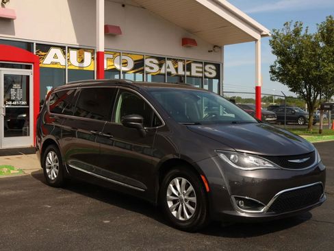 Used 2018 Chrysler Pacifica Touring-L FWD image 3