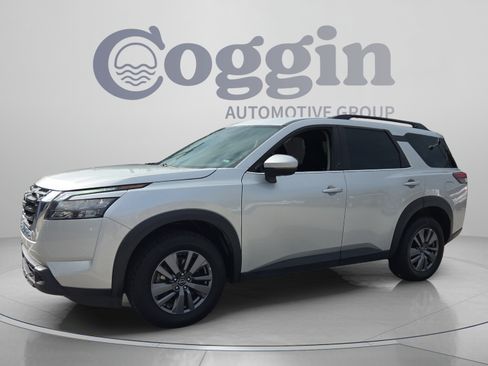 Used 2025 Nissan Pathfinder SV FWD image 1