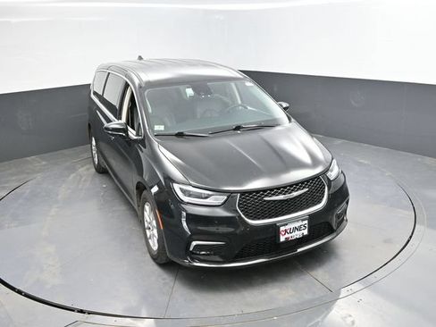 Used 2024 Chrysler Pacifica Touring-L FWD image 37