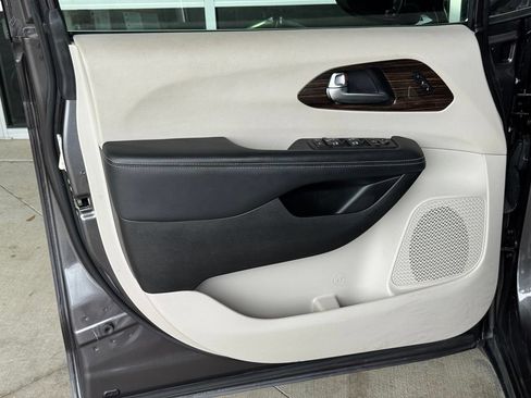Used 2023 Chrysler Pacifica Limited FWD image 32