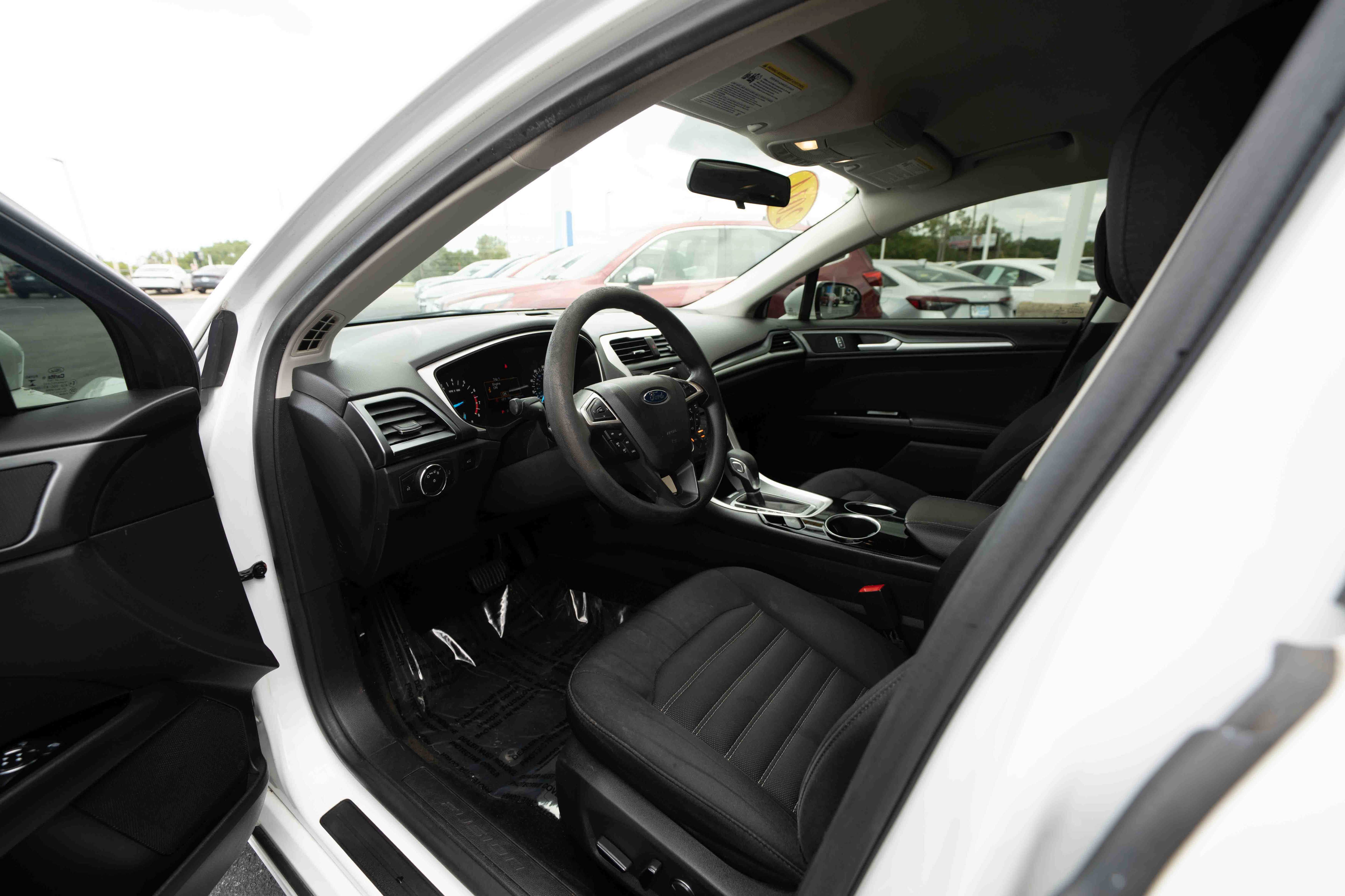 Used 2014 Ford Fusion SE FWD image 8