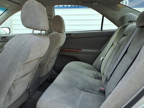 Used 2004 Toyota Camry LE image 9
