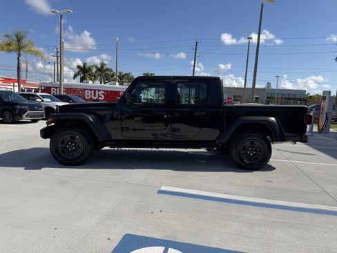 Used 2023 Jeep Gladiator Sport image 6