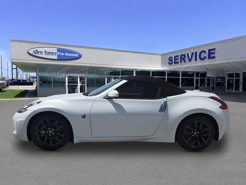 Used 2018 Nissan 370Z Roadster RWD image 5
