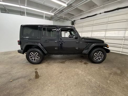 Used 2025 Jeep Wrangler Sahara image 7