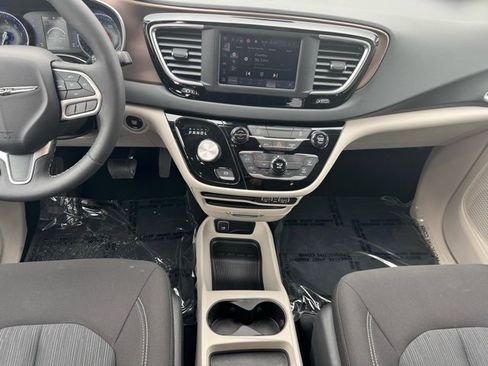Used 2023 Chrysler Voyager LX image 2
