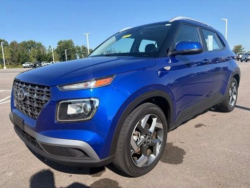Used 2025 Hyundai Venue SEL FWD image 2