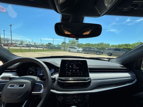 Used 2025 Jeep Compass Latitude image 32