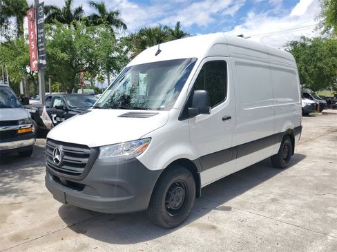 Used 2025 Mercedes-Benz Sprinter 2500 image 3