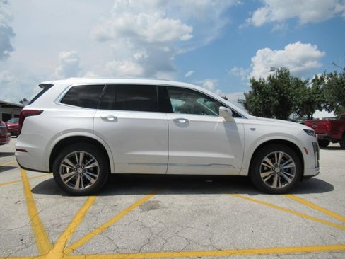 Used 2022 Cadillac XT6 Premium Luxury AWD/4WD image 2