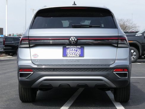 Certified 2025 Volkswagen Taos SE FWD image 26