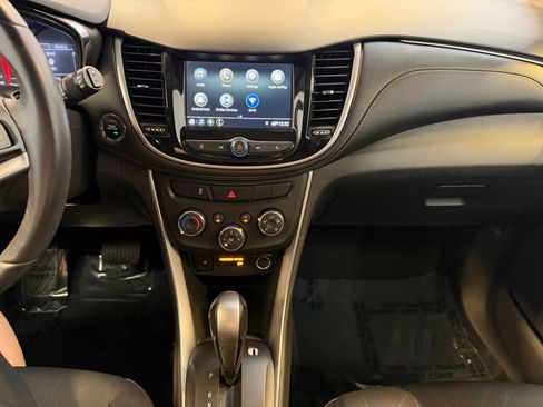 Used 2019 Chevrolet Trax LT w/ LT Convenience Package FWD image 17