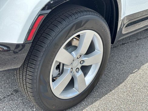 Used 2025 Land Rover Defender 110 X-Dynamic SE image 6