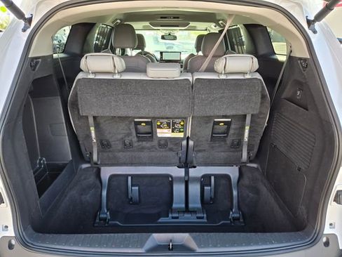 Used 2025 Toyota Sienna XLE w/ XLE Plus Package FWD image 19