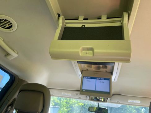 Used 2012 Volkswagen Routan SE FWD image 16