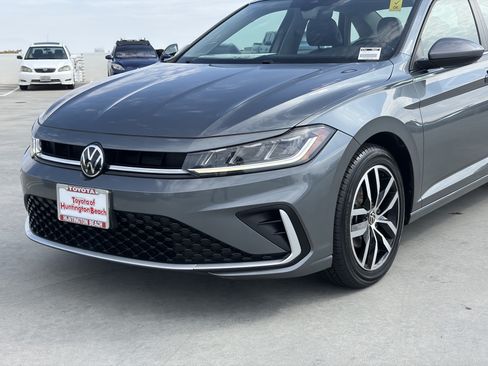Used 2025 Volkswagen Jetta SE FWD image 7