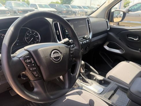 Used 2025 Nissan Frontier SV RWD image 12