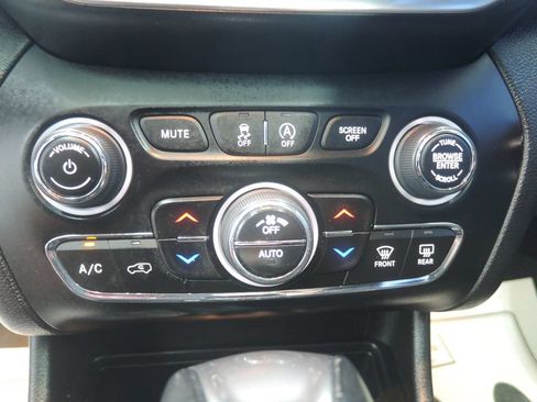 Used 2022 Jeep Cherokee Latitude Lux w/ Sun & Sound Group AWD/4WD image 21