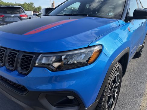 Used 2025 Jeep Compass Trailhawk AWD/4WD image 9