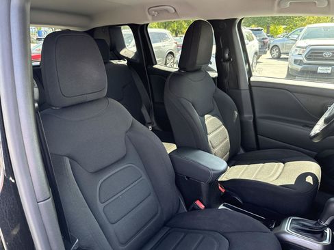 Used 2022 Jeep Renegade Latitude w/ Convenience Group AWD/4WD image 21