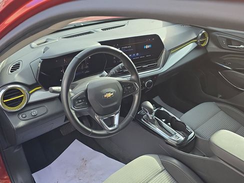 Used 2024 Chevrolet Trax LT w/ Driver Confidence Package FWD image 10