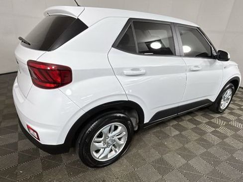 Used 2024 Hyundai Venue SE FWD image 3