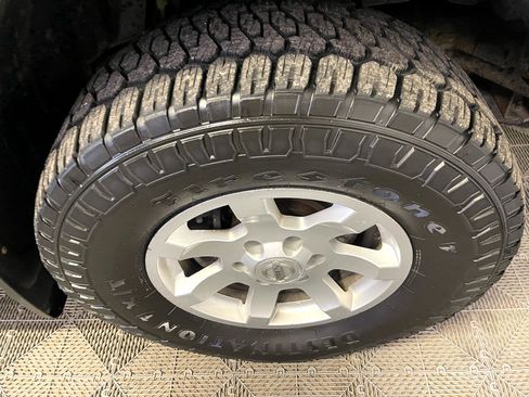 Used 2006 Nissan Titan LE w/ (R02) LE Off-Road Pkg image 10