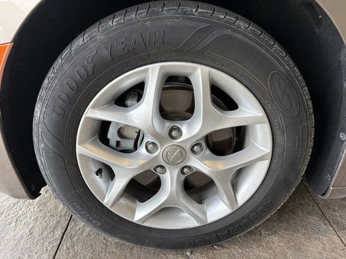 Used 2017 Chrysler Pacifica Touring-L w/ Tire & Wheel Group FWD image 10