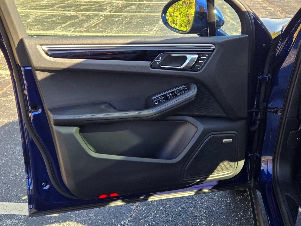 Certified 2024 Porsche Macan AWD/4WD image 17