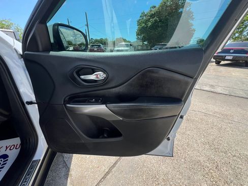 Used 2019 Jeep Cherokee Latitude w/ Popular Appearance Group image 23