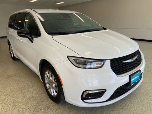 Used 2024 Chrysler Pacifica Touring-L FWD image 5