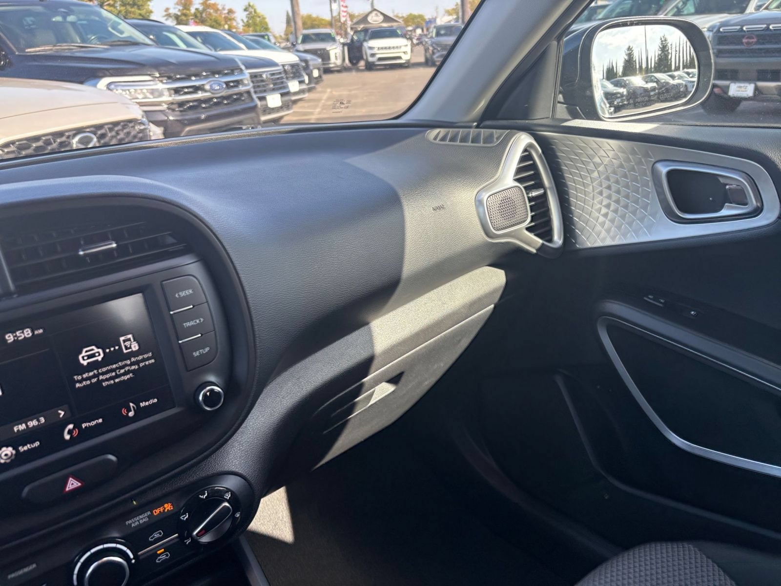 Used 2025 Kia Soul LX w/ LX Technology Package FWD image 32