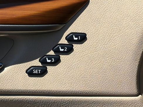 Used 2013 Lexus ES 300h w/ Luxury Pkg FWD image 18