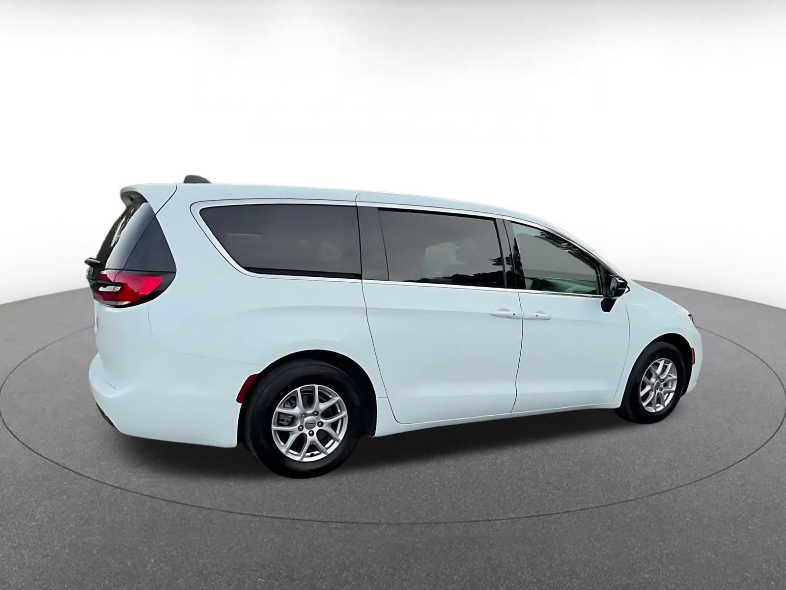 Used 2024 Chrysler Pacifica Touring-L FWD image 14