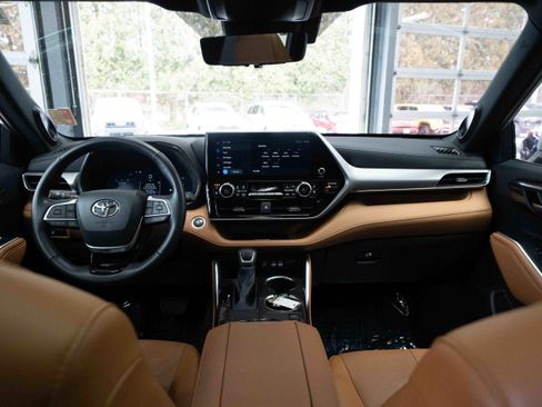 Used 2024 Toyota Highlander Platinum image 17