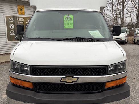Used 2017 Chevrolet Express 3500 image 9
