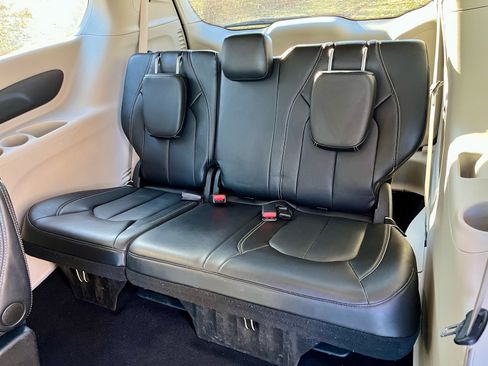 Used 2024 Chrysler Pacifica Touring-L image 20