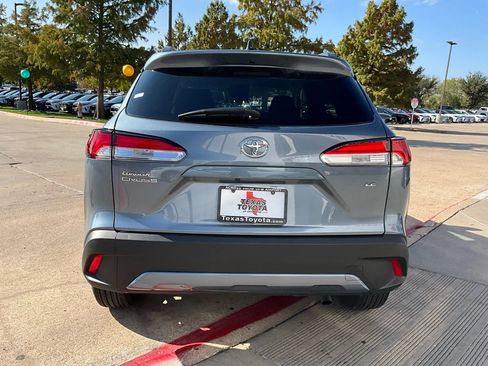 Used 2025 Toyota Corolla Cross LE image 7