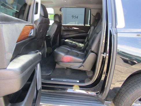 Used 2017 Cadillac Escalade ESV Luxury image 9