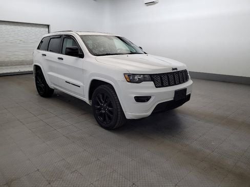 Used 2018 Jeep Grand Cherokee Altitude AWD/4WD image 13