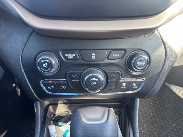 Used 2018 Jeep Cherokee Latitude w/ Cold Weather Group FWD image 8