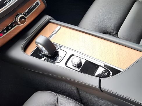 New 2025 Volvo XC90 T8 Plus w/ Protection Package Premier image 17