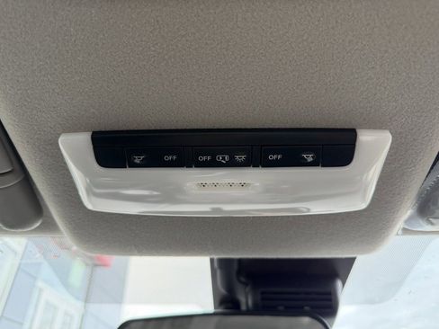 New 2025 Nissan Versa SR w/ Trunk Package image 27