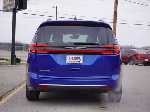 Used 2021 Chrysler Pacifica Touring image 6