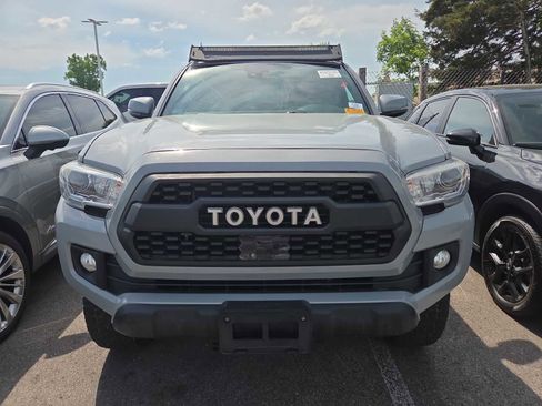 Used 2019 Toyota Tacoma TRD Off-Road AWD/4WD image 11