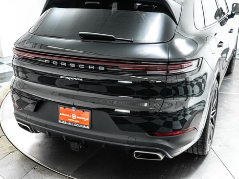 Used 2025 Porsche Cayenne AWD/4WD image 35