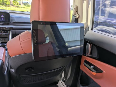 Certified 2023 Kia Carnival SX FWD image 13