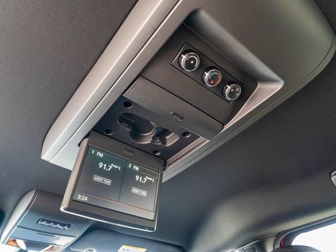 Used 2018 Dodge Grand Caravan SXT w/ Blacktop Package FWD image 24