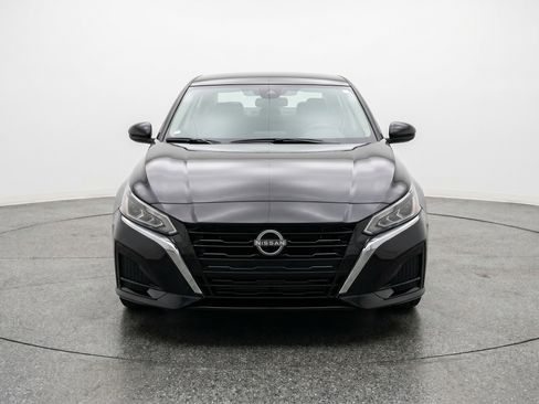 Used 2025 Nissan Altima 2.5 SV FWD image 2