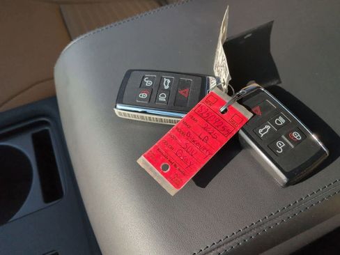 Used 2025 Land Rover Discovery Metropolitan Edition AWD/4WD image 39